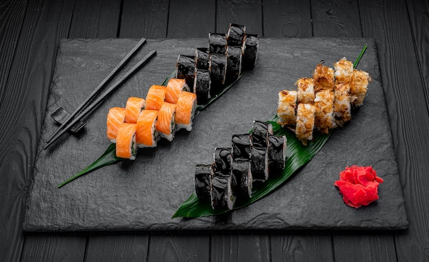 Sushi variado nigiri e maki grande conjunto em ardósia Uma variedade de sushi japonês com atum, caranguejo, salmão, enguia e pãezinhos