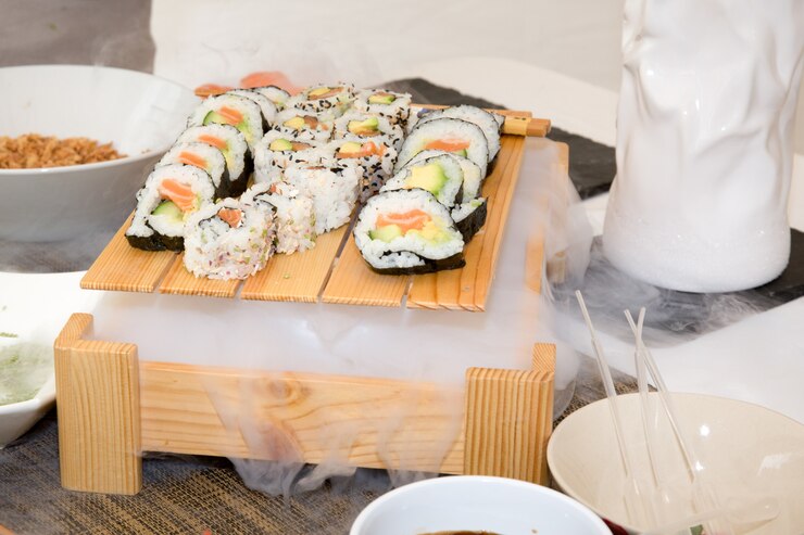 Foto sushi vários recheios são dispostos no prato lindamente