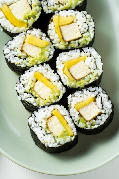 Sushi vegano com tofu abacate e manga Comida saudável