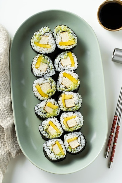 Foto sushi vegano con tofu aguacate y mango comida saludable