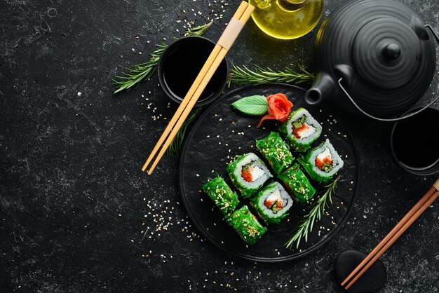Sushi verde Sushi japonês com salada Chuka Comida asiática Dieta Vista superior