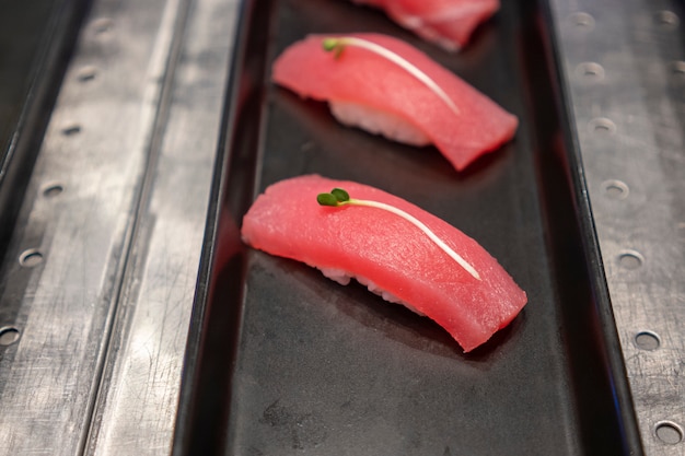 Sushi vor den Fischen gelegt in einen Behälter, japanisches Restaurant