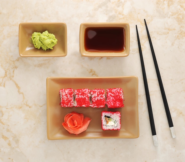 Sushi, Wasabi, Sojasauce und Essstäbchen für Sushi