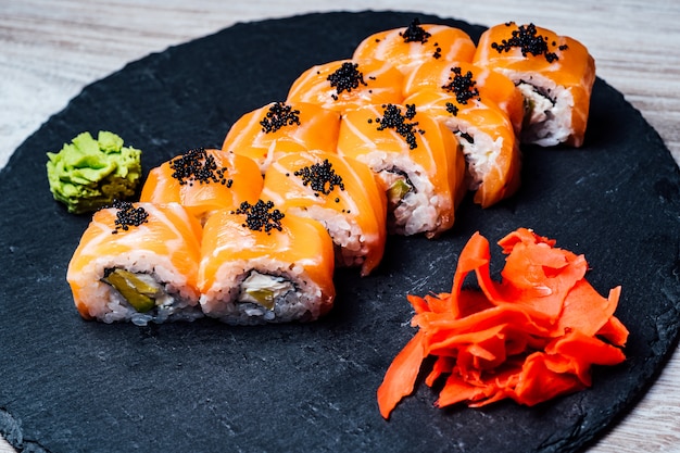 Sushirolle im japanischen Restaurant. Sushi Set und Sushirollen auf Steinplatte serviert