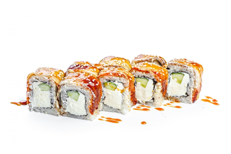 Foto sushirolle mit den frischen bestandteilen getrennt auf weiß
