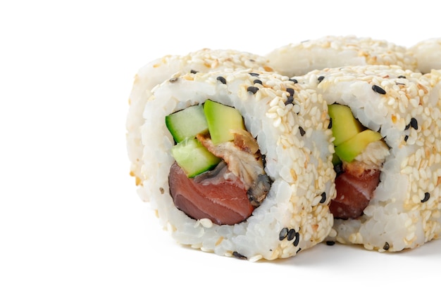 Sushirolle mit Thunfisch und Sesam lokalisiert auf Weiß