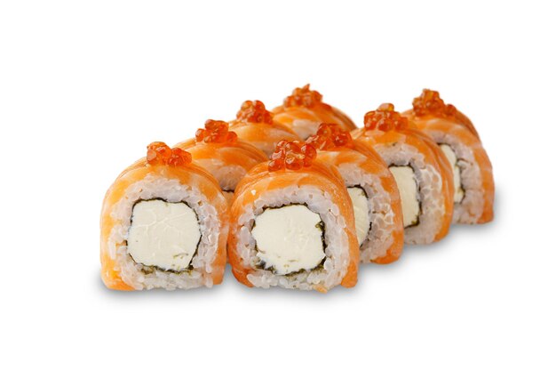 Sushirolle Philadelphia mit Lachs und rotem Kaviar. isoliert auf weißem Hintergrund