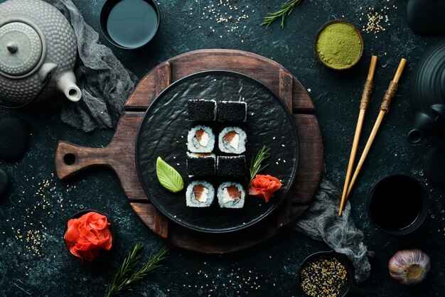 Sushirollen Fila Black mit schwarzem Kaviar, Lachs und Käse Draufsicht Freier Platz für Ihren Text