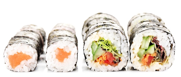 Sushirollen getrennt auf Weiß