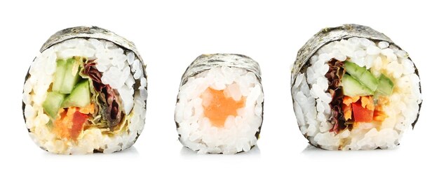 Sushirollen getrennt auf Weiß
