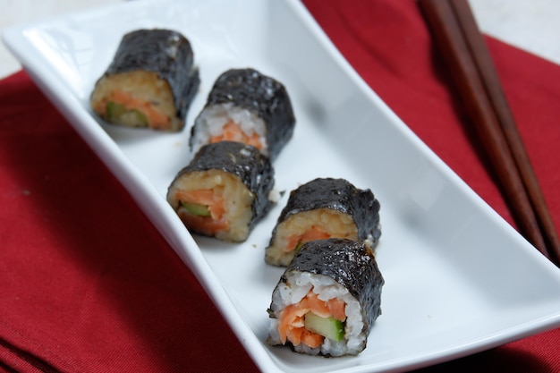 sushirollos de sushi japoneses