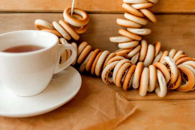 Foto sushki y taza de té sobre un fondo de madera tradiciones nacionales rusas