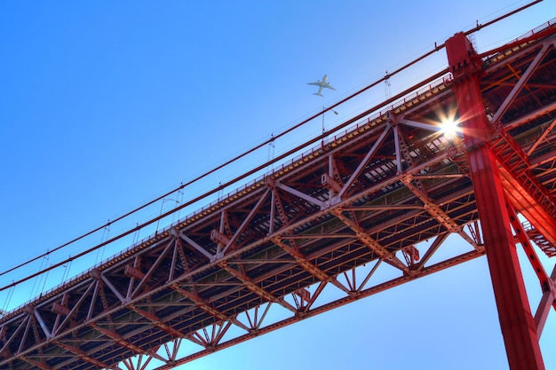 Suspensão do Marco de Lisboa 25 de abril da ponte em Portugal perto da Torre de Belém e do porto do Tejo