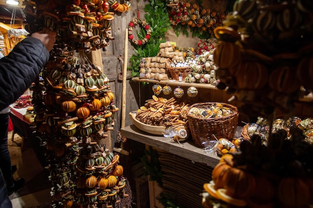 Suspensões festivas de frutas secas em um estande em um mercado de natal Europa feira de natal