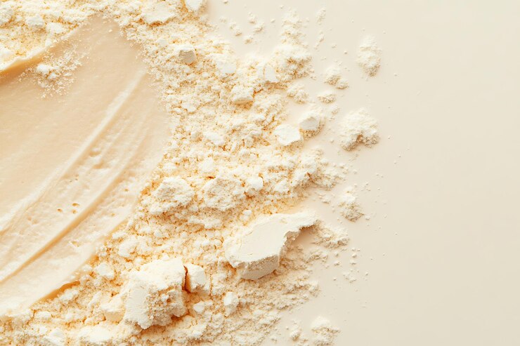 Sustancia en polvo esparcida sobre una superficie beige