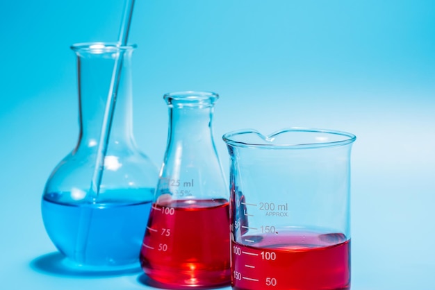 Sustancias químicas en envases sobre la mesa en el laboratorio