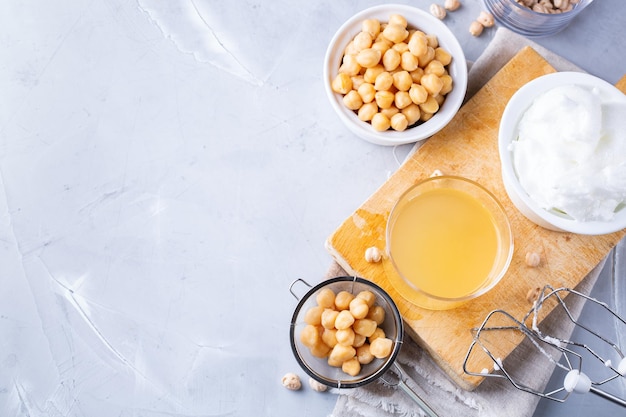 Sustituto vegano de huevo aquafaba de garbanzos para cocinar merengue