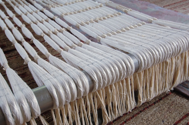 Sutil hilo de tejer de seda e hilo de cerca. fibra de algodon blanca