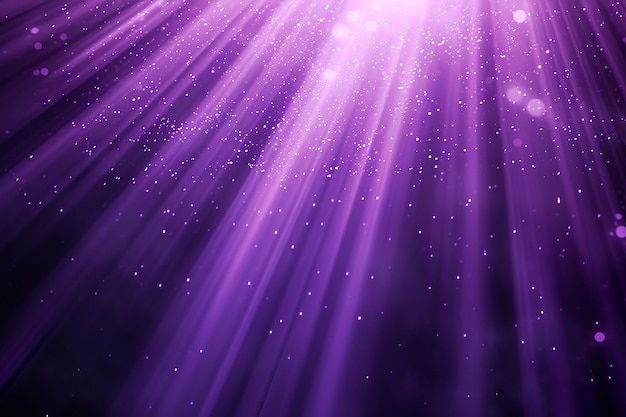 Sutiles rayos de luces violetas en un fondo de escena artística