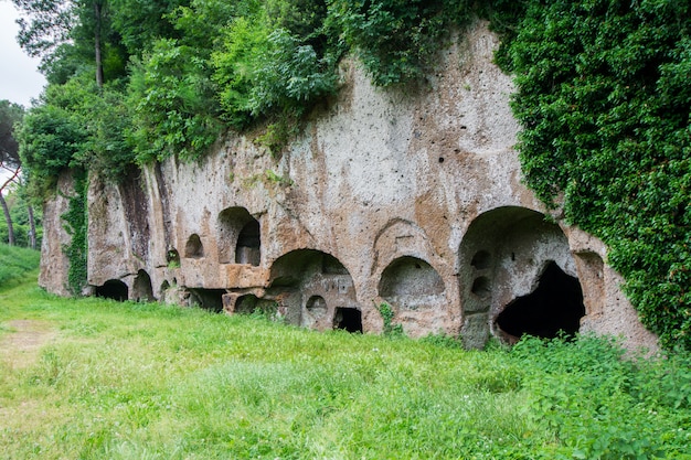 Sutri em Lazio, Itália. Necrópole rupestre do período romano