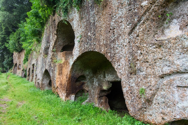 Sutri em Lazio, Itália. Necrópole rupestre do período romano