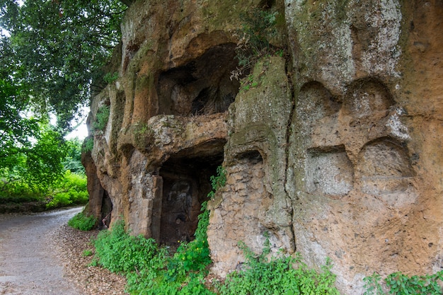 Sutri em Lazio, Itália. Necrópole rupestre do período romano