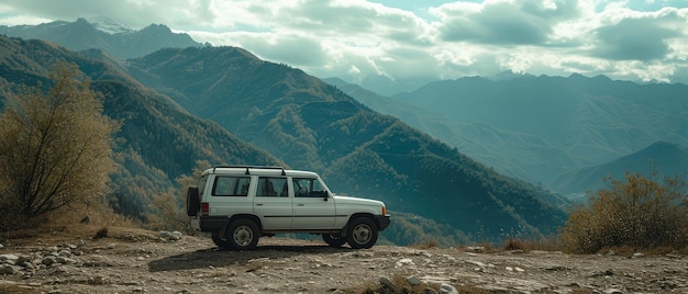 SUV 4x4 robusto en terreno de montaña al anochecer