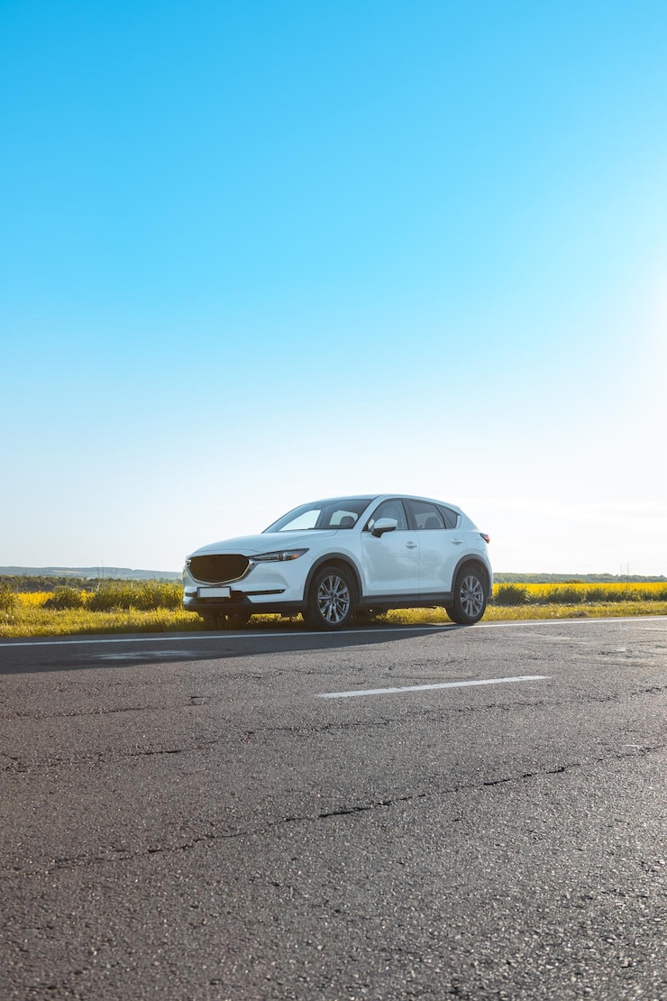 SUV-Auto am Straßenrand auf Sonnenuntergang kopieren