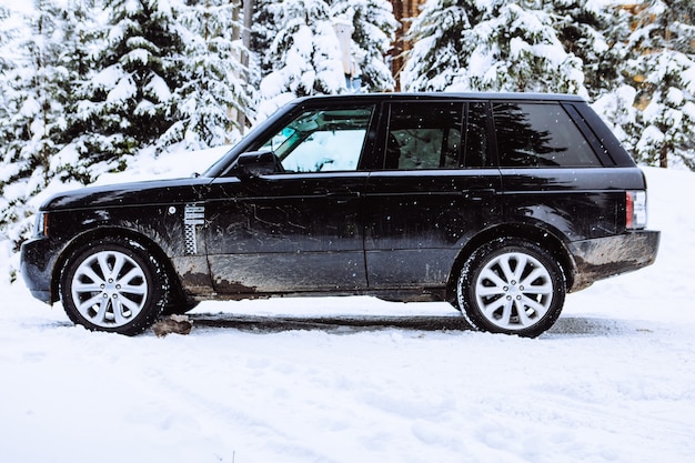 SUV-Auto im verschneiten Waldkopierraum