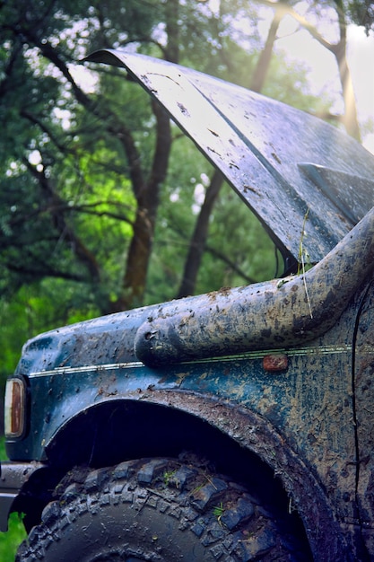 Suv se averió durante un viaje offroad se encuentra en la naturaleza con el capó abierto