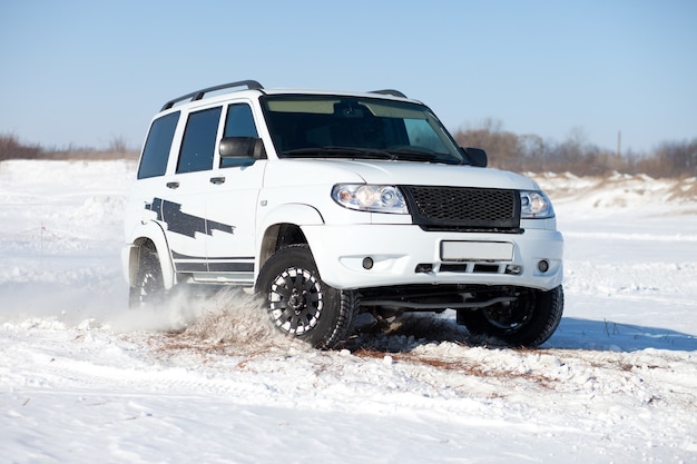 Foto suv branco viajando na neve