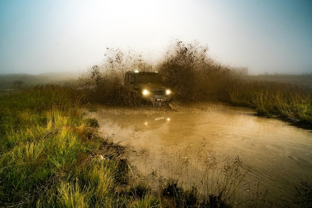 Suv carrera en tierra todoterreno que sale de un agujero de barro peligro clásico x coche cruzando el agua con ...