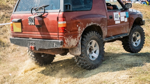 SUV en la carrera todoterreno en Moldavia