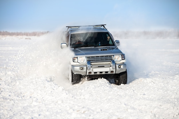 SUV clássico viajando na neve