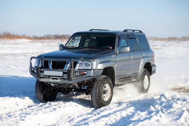 SUV clássico viajando na neve