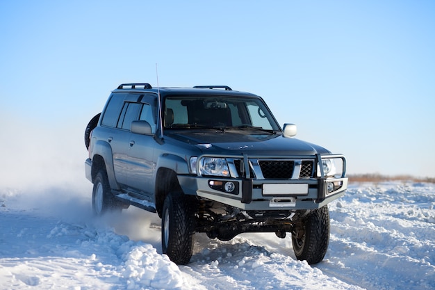 Suv clássico viajando na neve