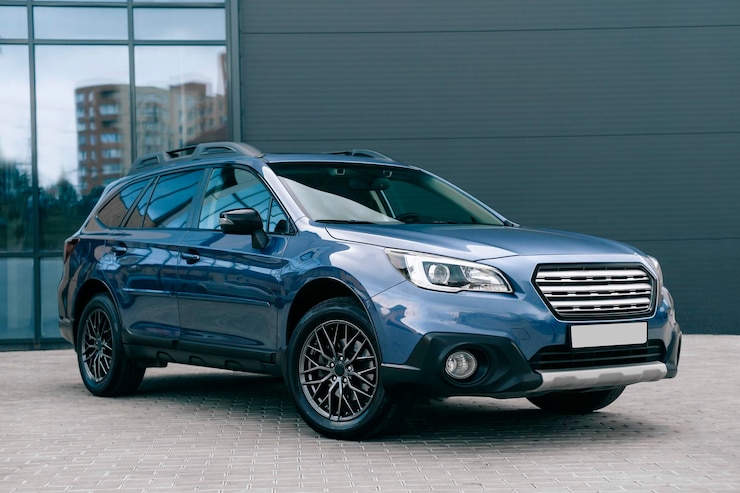 Foto suv compacto moderno na cor azul sobre belas rodas escuras.