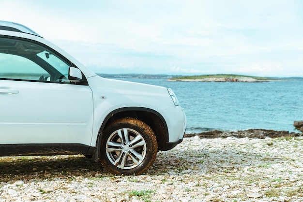 Suv concepto de viaje en coche en la playa con ruedas sucias