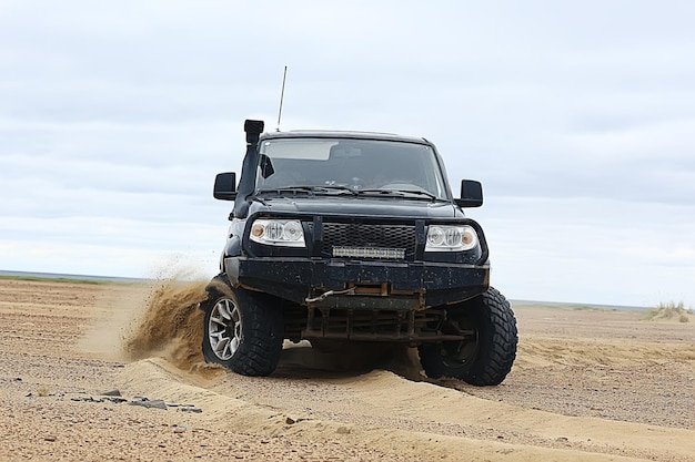 SUV en el desierto / vehículo todoterreno antiguo, expedición en el desierto en la arena, autos extremos