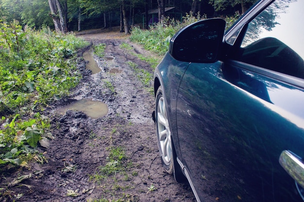 Suv em uma plataforma pavimentada nas montanhas