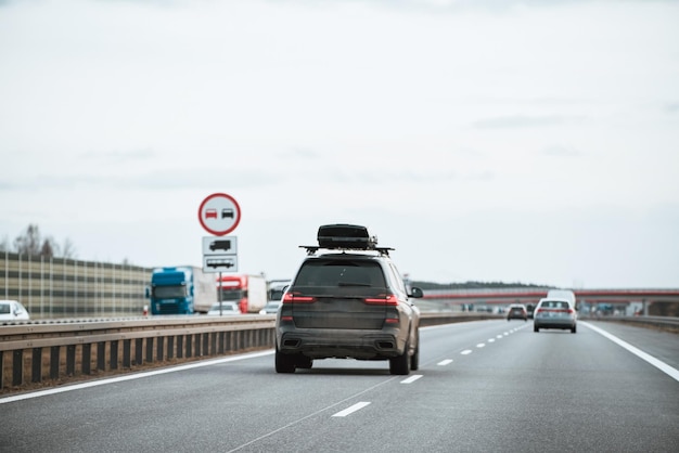 SUV familiar mejorado con una espaciosa caja de techo explorando nuevos horizontes