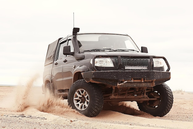SUV in der Wüste / alter Oldtimer-Geländewagen, Expedition in die Wüste auf dem Sand, extreme Autos