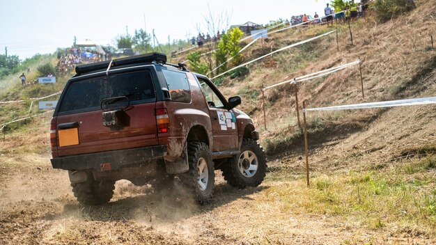 Suv na corrida offroad na moldávia