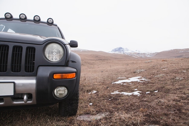 SUV negros en las montañas