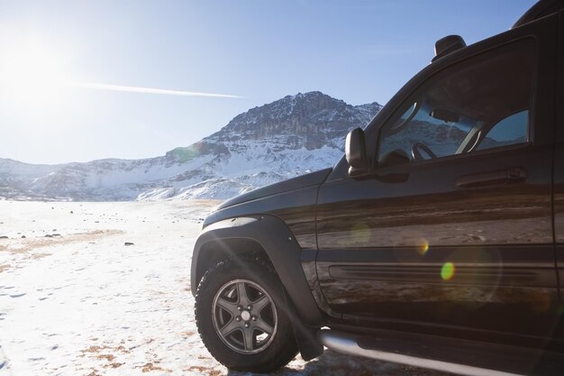 SUV negros en las montañas