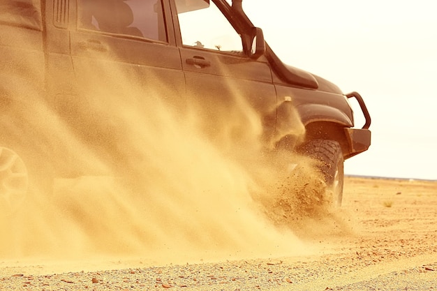 Suv no deserto / veículo todo-o-terreno vintage antigo, expedição no deserto na areia, carros radicais