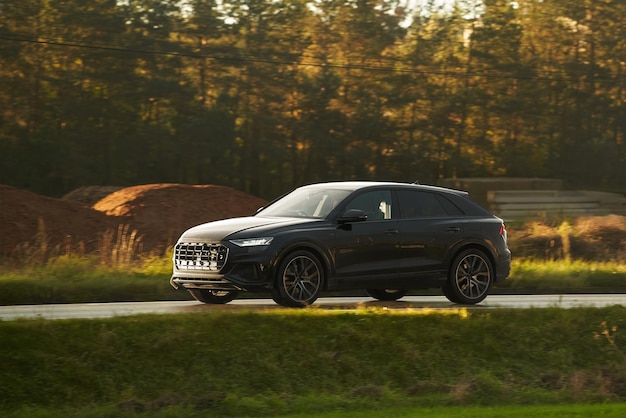 SUV premium negro en la carretera El camino de la sofisticación SUV premium de gran familia Elegancia en movimiento Coche de lujo en la autopista