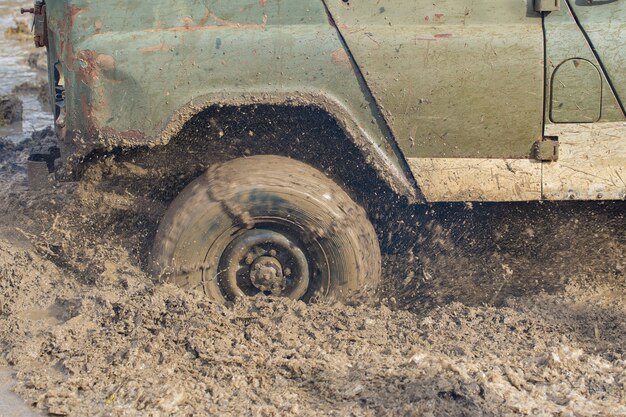 SUV ruso, resbalones de vehículos todoterreno, atascado en el río