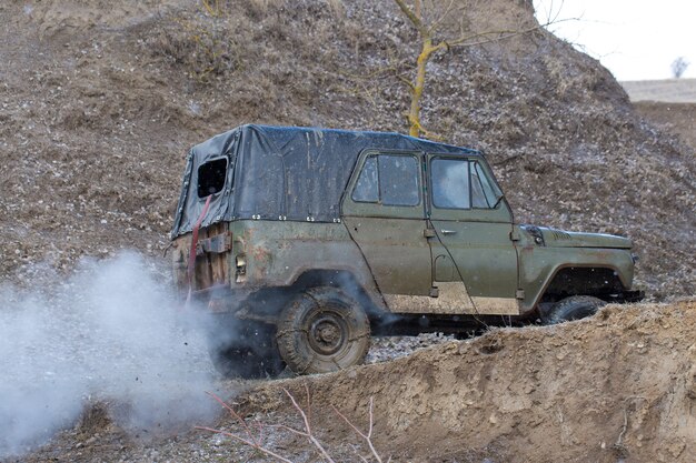 SUV ruso, resbalones de vehículos todoterreno, atascado en el río