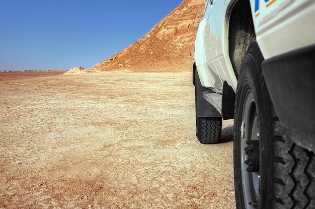 Suvs de safári no deserto no meio do deserto do Saara, na Tunísia